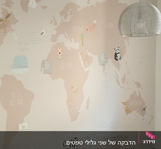 מפת עולם עם איורים של חיות על קיר
